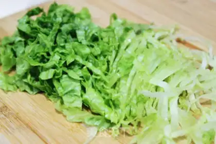 Make lettuce and fish fillet porridge step 1