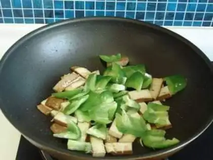 Make stir-fried sausage with vegetable pepper and dried bean curd step 5