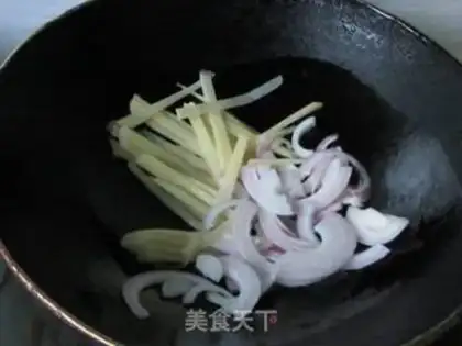 Make Beef noodles with potatoes and onions step 1