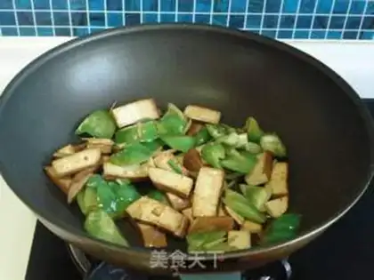 Make stir-fried sausage with vegetable pepper and dried bean curd step 6