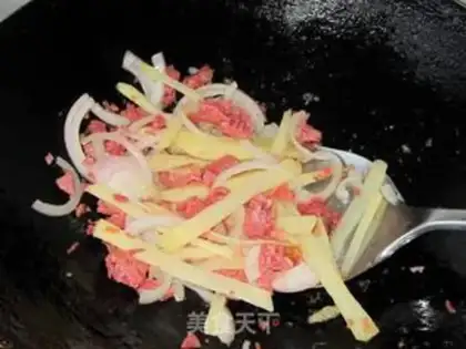 Make Beef noodles with potatoes and onions step 2