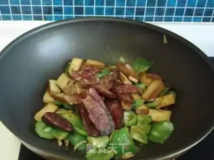 Make stir-fried sausage with vegetable pepper and dried bean curd step 7
