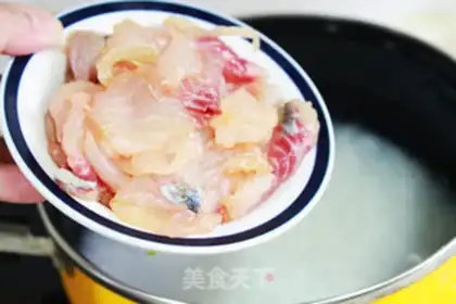 Make lettuce and fish fillet porridge step 4