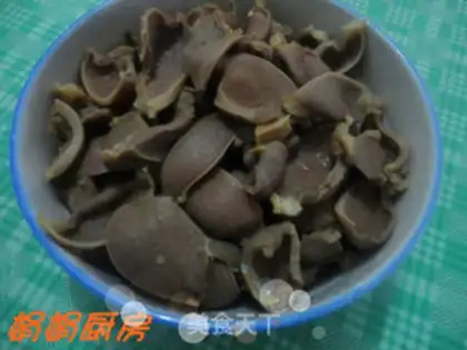Make stir-fried chicken gizzards with garlic step 1