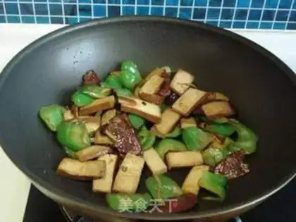 Make stir-fried sausage with vegetable pepper and dried bean curd step 8