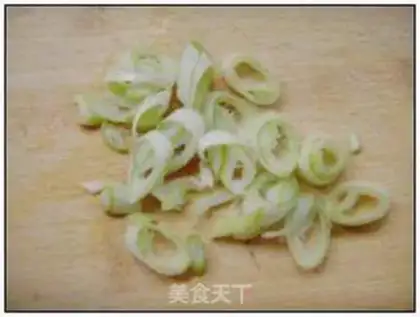Make Fragrant fried noodles slices step 1