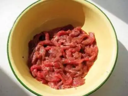 Make stir-fried shredded beef with garlic sprouts step 0