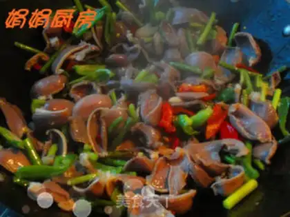 Make stir-fried chicken gizzards with garlic step 4