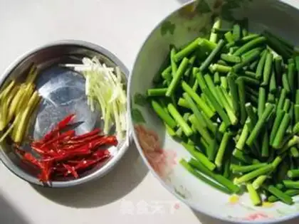 Make stir-fried shredded beef with garlic sprouts step 1