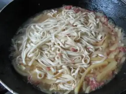 Make Beef noodles with potatoes and onions step 7