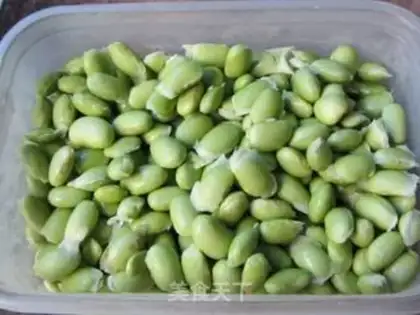 Make stir-fried edamame with shrimp and rice straw step 3