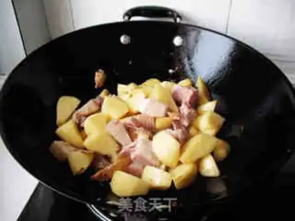 Make Sichuan-style potato braised pork step 2