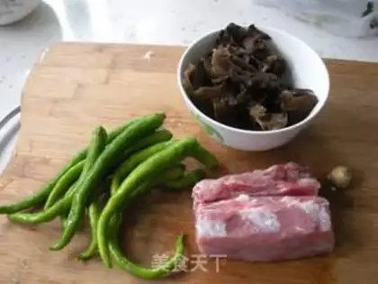 Make Stir fried pork slices with pepper and fungus step 0