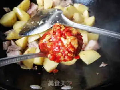 Make Sichuan-style potato braised pork step 3