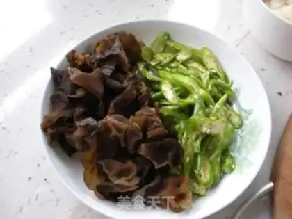 Make Stir fried pork slices with pepper and fungus step 1
