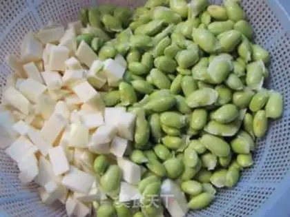 Make stir-fried edamame with shrimp and rice straw step 5