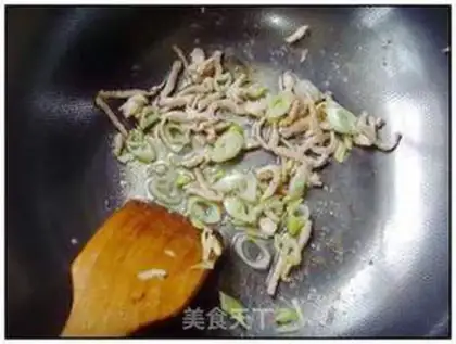 Make Fragrant fried noodles slices step 5