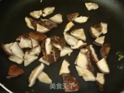 Make Xiangglutinous sausage and sea rice dumplings step 3