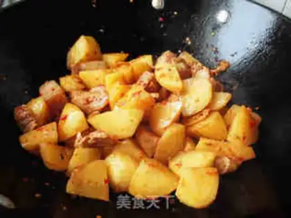 Make Sichuan-style potato braised pork step 4