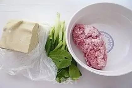 Make Big wonton with green vegetables and fresh meat step 0