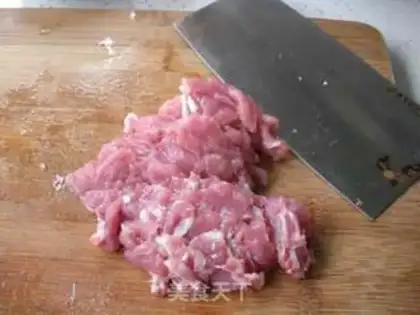 Make Stir fried pork slices with pepper and fungus step 2