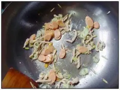 Make Fragrant fried noodles slices step 6