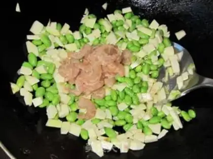 Make stir-fried edamame with shrimp and rice straw step 8