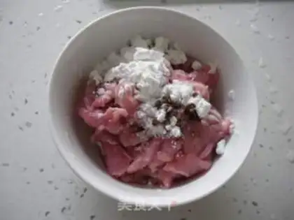 Make Stir fried pork slices with pepper and fungus step 3