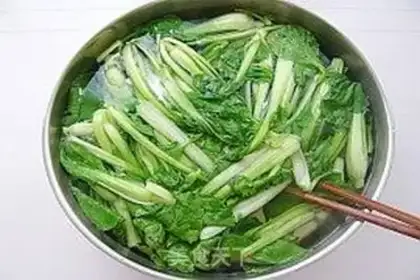 Make Big wonton with green vegetables and fresh meat step 1