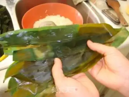 Make Xiangglutinous sausage and sea rice dumplings step 5