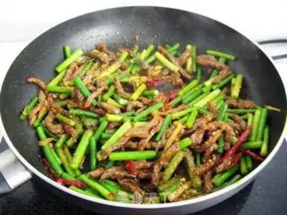 Make stir-fried shredded beef with garlic sprouts step 5