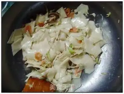 Make Fragrant fried noodles slices step 7
