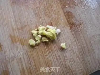 Make Stir fried pork slices with pepper and fungus step 4