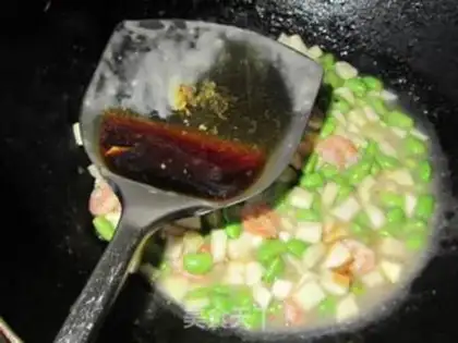 Make stir-fried edamame with shrimp and rice straw step 10
