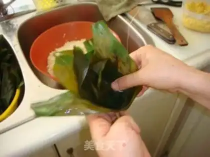 Make Xiangglutinous sausage and sea rice dumplings step 7