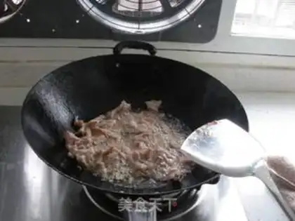 Make Stir fried pork slices with pepper and fungus step 6