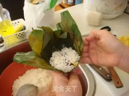 Make Xiangglutinous sausage and sea rice dumplings step 8