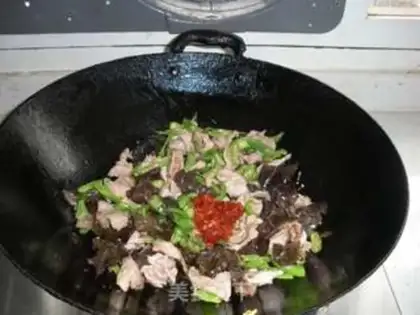 Make Stir fried pork slices with pepper and fungus step 7