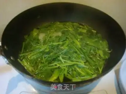 Make Spinach and peanuts step 1