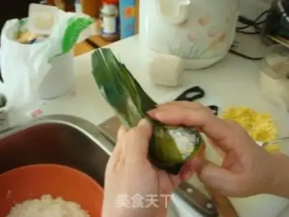 Make Xiangglutinous sausage and sea rice dumplings step 9