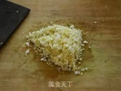 Make Chinese cabbage, pork and sea rice dumplings step 2