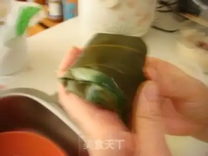 Make Xiangglutinous sausage and sea rice dumplings step 10