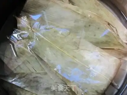 Make Jiaxing fresh meat rice dumplings step 5