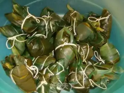 Make Xiangglutinous sausage and sea rice dumplings step 12