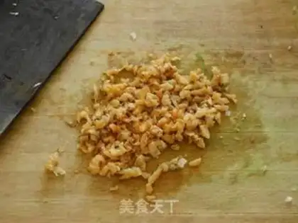 Make Chinese cabbage, pork and sea rice dumplings step 4