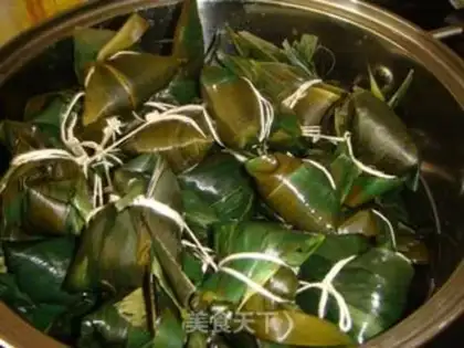 Make Xiangglutinous sausage and sea rice dumplings step 13