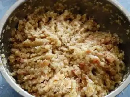 Make Chinese cabbage, pork and sea rice dumplings step 6
