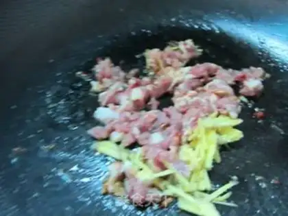 Make stir-fried pork with onions step 1