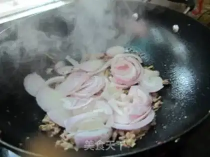Make stir-fried pork with onions step 2