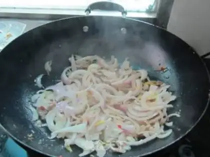 Make stir-fried pork with onions step 3
